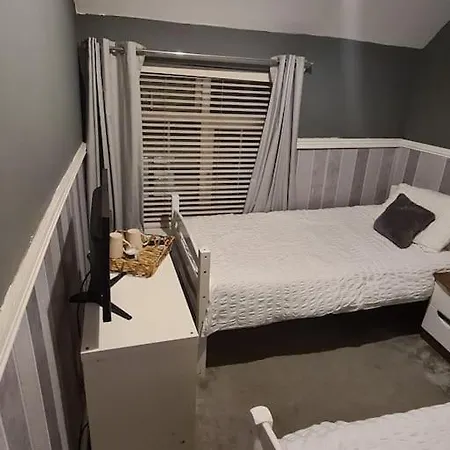 Entire Floor Based In Centre *