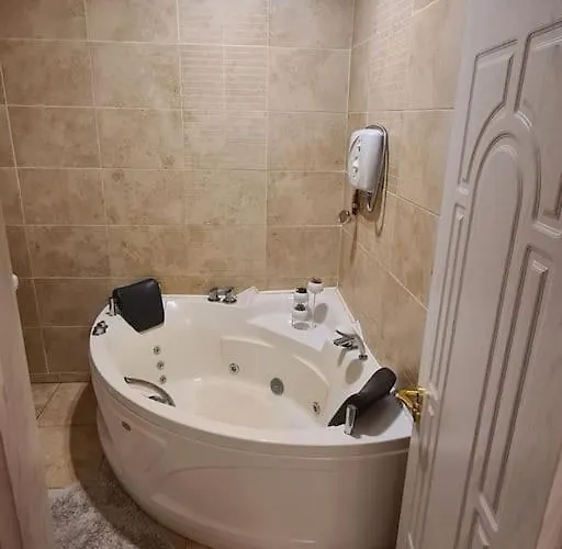 Entire Floor Based In Centre Апартаменты *