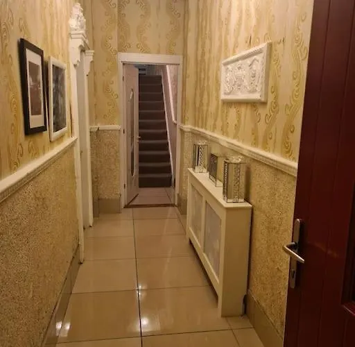 Entire Floor Based In Centre דירה *