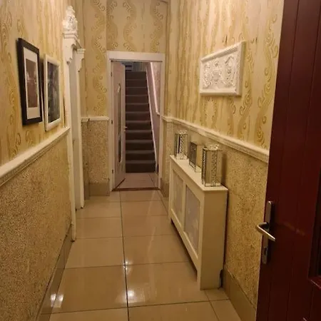 Entire Floor Based In Centre Apartment *