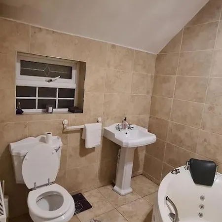 Apartment Entire Floor Based In Centre *