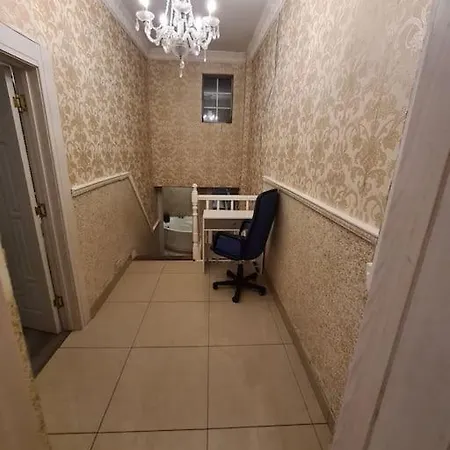Apartment Entire Floor Based In Centre *