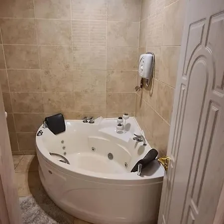 Entire Floor Based In Centre Apartment *
