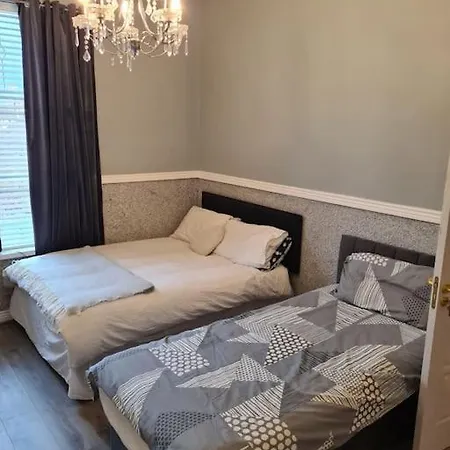 Apartment Entire Floor Based In Centre