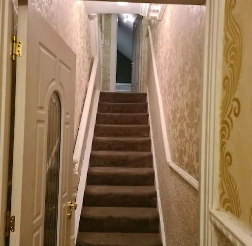 Apartment Entire Floor Based In Centre